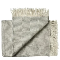 Silkeborg Uldspinderi Fanø Plaid, light nordic grey fra> Gaver Til Ham|Puder Og Plaider