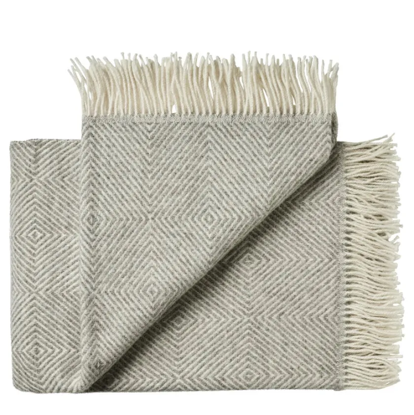 Silkeborg Uldspinderi Fanø Plaid, light nordic grey fra> Gaver Til Ham|Puder Og Plaider