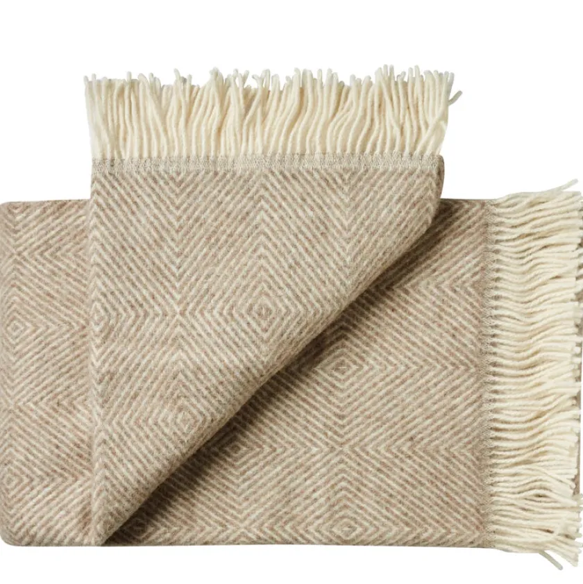 Silkeborg Uldspinderi Fanø Plaid, light nordic grey fra> Gaver Til Ham|Puder Og Plaider