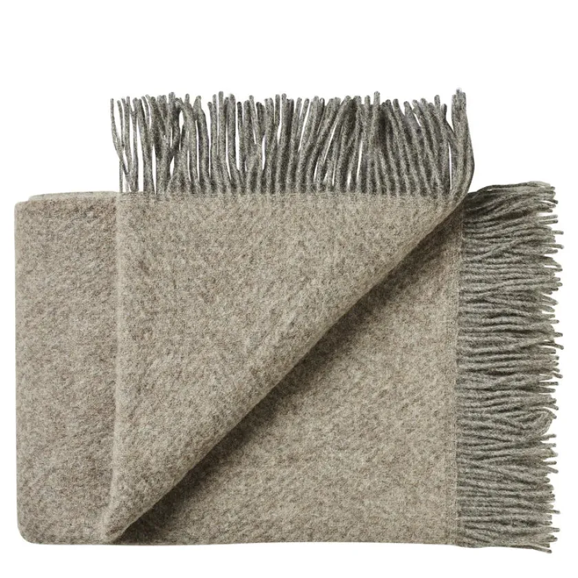 Silkeborg Uldspinderi Fanø Plaid, light nordic grey fra> Gaver Til Ham|Puder Og Plaider