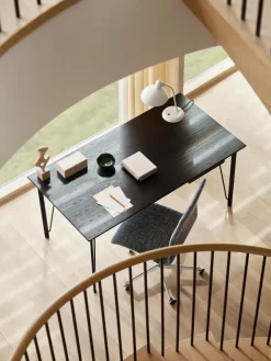 Fritz Hansen FH3605™ Skrivebord m. Skuffe af Arne Jacobsen><noscript><img width=