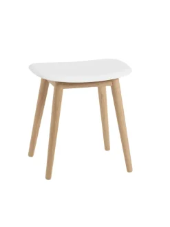 Muuto Fiber Stool Wood fra> Skamler