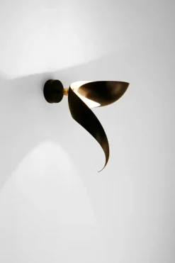 Editions Serge Mouille Flame Small Wall Lamp af Serge Mouille><noscript><img width=