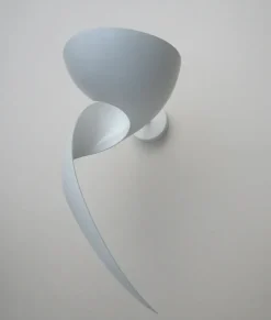 Editions Serge Mouille Flame Small Wall Lamp af Serge Mouille><noscript><img width=