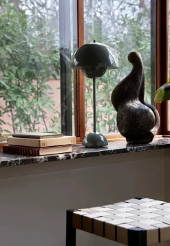 &Tradition Flowerpot VP3 bordlampe af Verner Panton><noscript><img width=