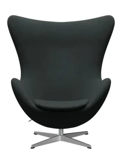 Fritz Hansen Ægget, sort læder/aluminium af Arne Jacobsen><noscript><img width=