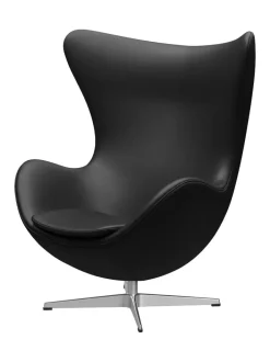 Fritz Hansen Ægget, sort læder/aluminium af Arne Jacobsen><noscript><img width=