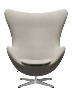 Fritz Hansen Ægget, sort læder/aluminium af Arne Jacobsen><noscript><img width=