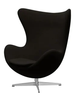 Fritz Hansen Ægget, sort læder/aluminium af Arne Jacobsen><noscript><img width=
