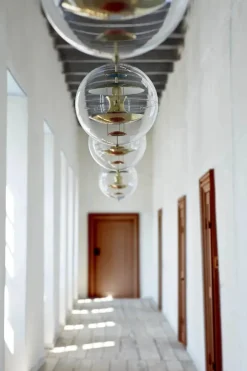 Verpan Globe, Brass Finish pendel Ø40 af Verner Panton><noscript><img width=