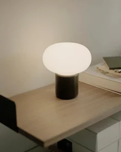 New Works Karl-Johan portable bordlampe, Forest Green fra><noscript><img width=