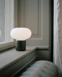 New Works Karl-Johan portable bordlampe, Light Grey fra><noscript><img width=