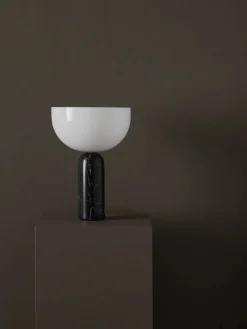 New Works Kizu Bordlampe Small, Black Marble fra><noscript><img width=