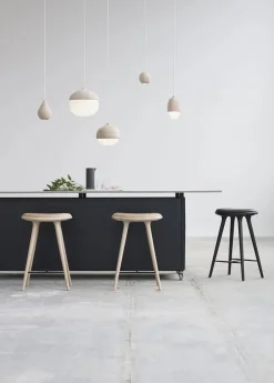 Mater Lav barstol i mørkbejdset eg fra><noscript><img width=