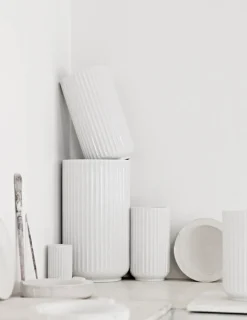 Lyngby Porcelæn Lyngbyvasen i hvid fra><noscript><img width=