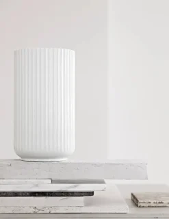 Lyngby Porcelæn Lyngbyvasen i lilla, H20,5 cm fra><noscript><img width=