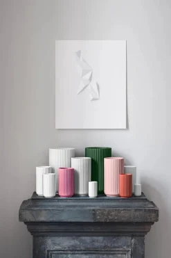 Lyngby Porcelæn Lyngbyvasen i lilla, H20,5 cm fra><noscript><img width=