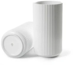 Lyngby Porcelæn Lyngbyvasen i rød, H15,5 cm fra><noscript><img width=