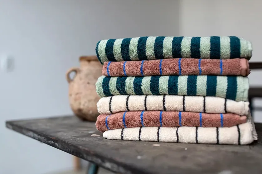 Bongusta Naram towel - Sea foam & Deep teal fra> Gaver Til Ham|Gaver Til Hende