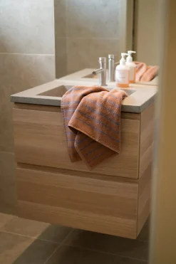 Bongusta Naram towel - Sea foam & Deep teal fra><noscript><img width=