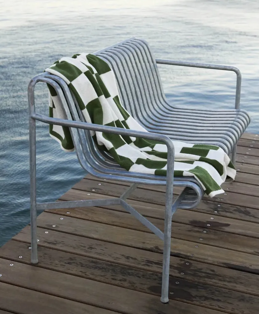 HAY Palissade Dining Bench Armrest, Deep Blue fra> Havebænke