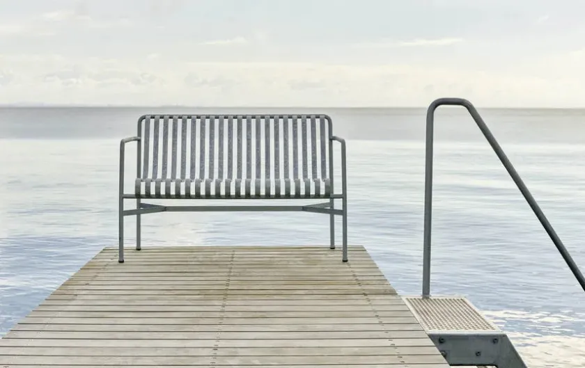 HAY Palissade Dining Bench Armrest, Deep Blue fra> Havebænke