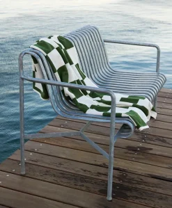HAY Palissade Dining Bench med armlæn, antracit fra> Havebænke