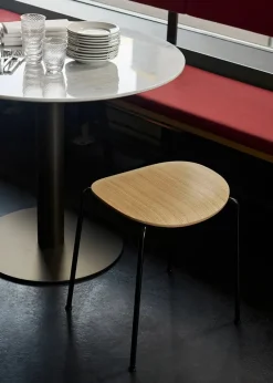&Tradition Pavilion Stool AV36 fra> Skamler
