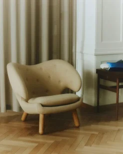 House of Finn Juhl Pelikan stol, valnød af Finn Juhl><noscript><img width=
