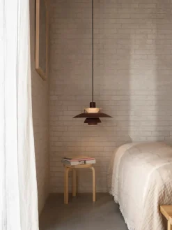 Louis Poulsen PH 5 Pendant, Monochrome Burgundy af Poul Henningsen> Spots|Pendler