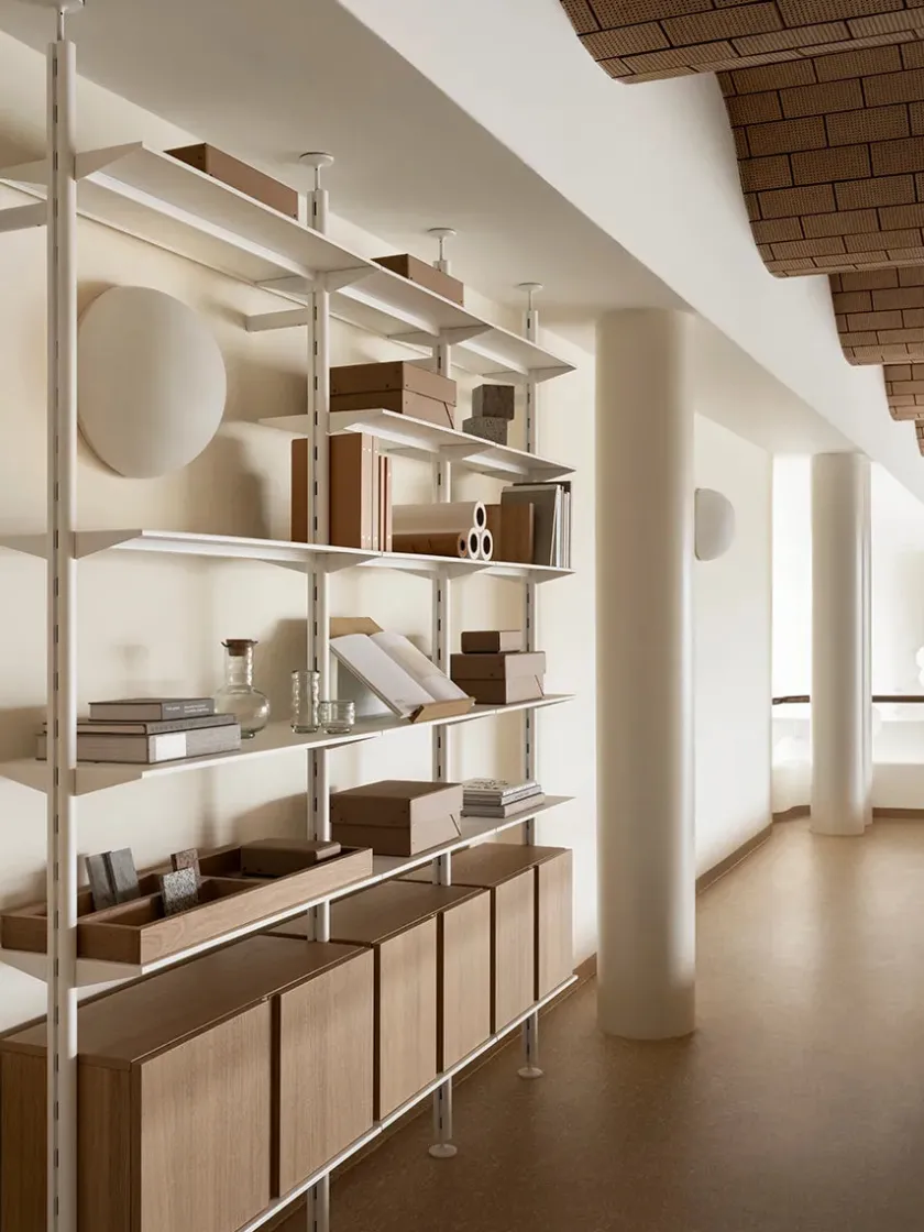 String Furniture Pira G2 Floor-to-Wall Shelving Bundle B fra String> Reolsystemer