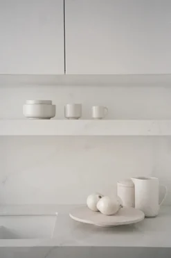 Louise Roe Pisu 15 Pitcher, vanilla white fra> Kander|Service