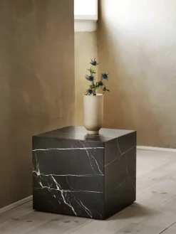 Audo Copenhagen Plinth Cubic Black Nero Marquina marmor fra><noscript><img width=