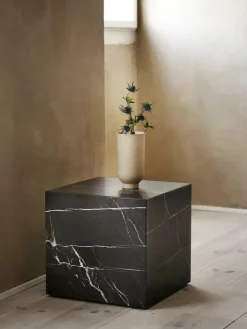 Audo Copenhagen Plinth Cubic, grey galaxy marble fra><noscript><img width=