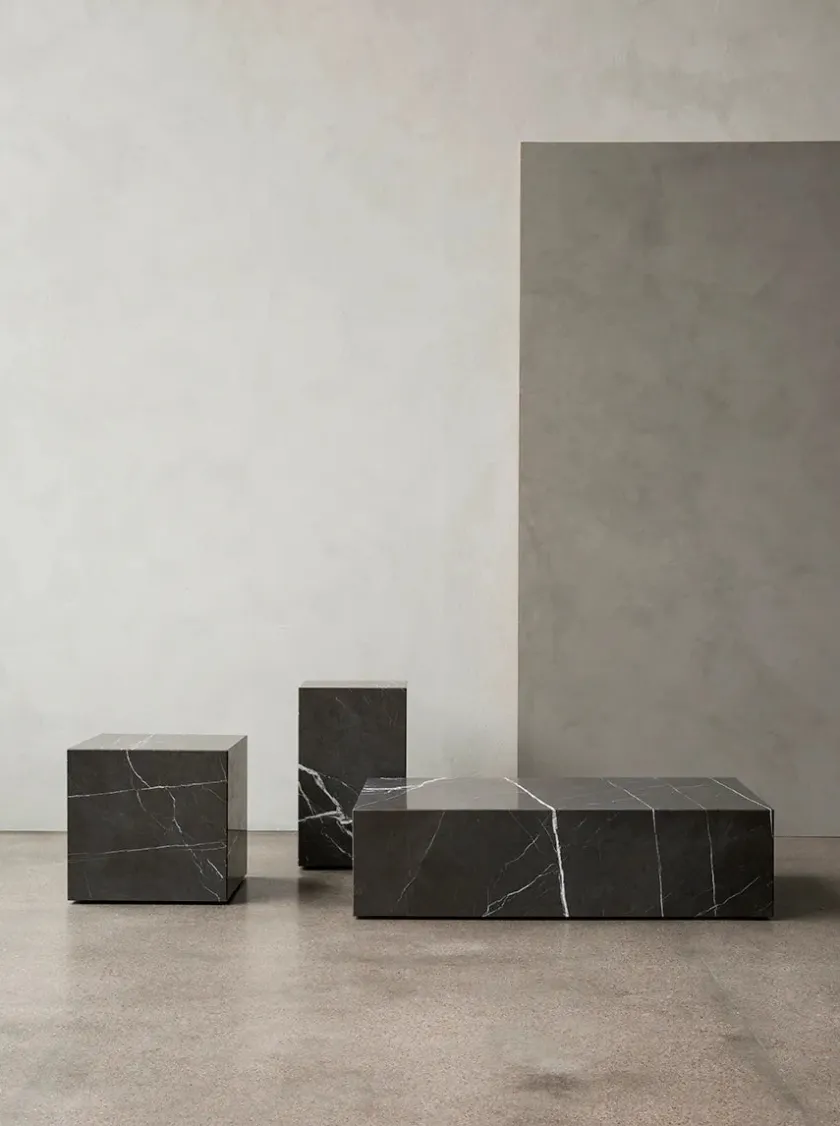 Audo Copenhagen Plinth Low, grey galaxy marble fra> Sofaborde