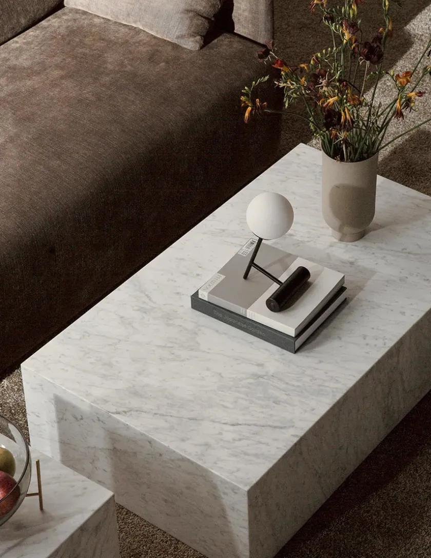 Audo Copenhagen Plinth Low, grey galaxy marble fra> Sofaborde