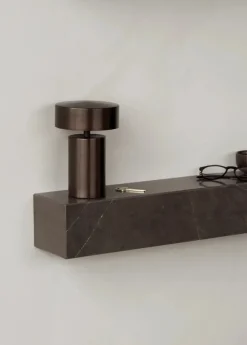 Audo Copenhagen Plinth Shelf Sand Kunis Breccia marmor fra><noscript><img width=