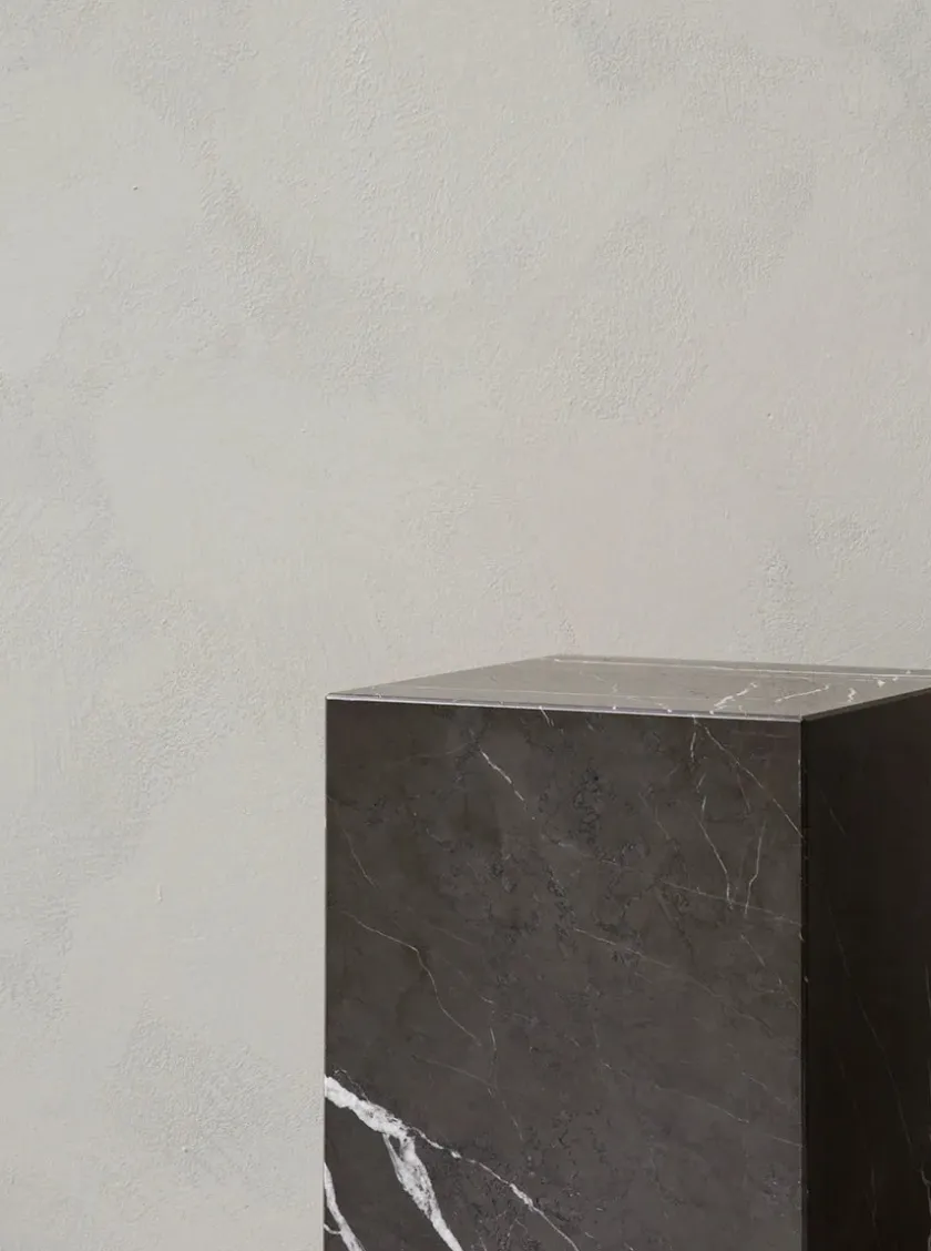 Audo Copenhagen Plinth Tall, grey galaxy marble fra> Sideborde Og Små Borde