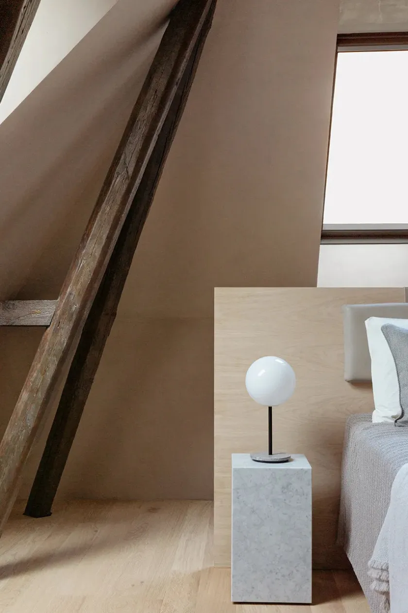 Audo Copenhagen Plinth Tall, grey galaxy marble fra> Sideborde Og Små Borde