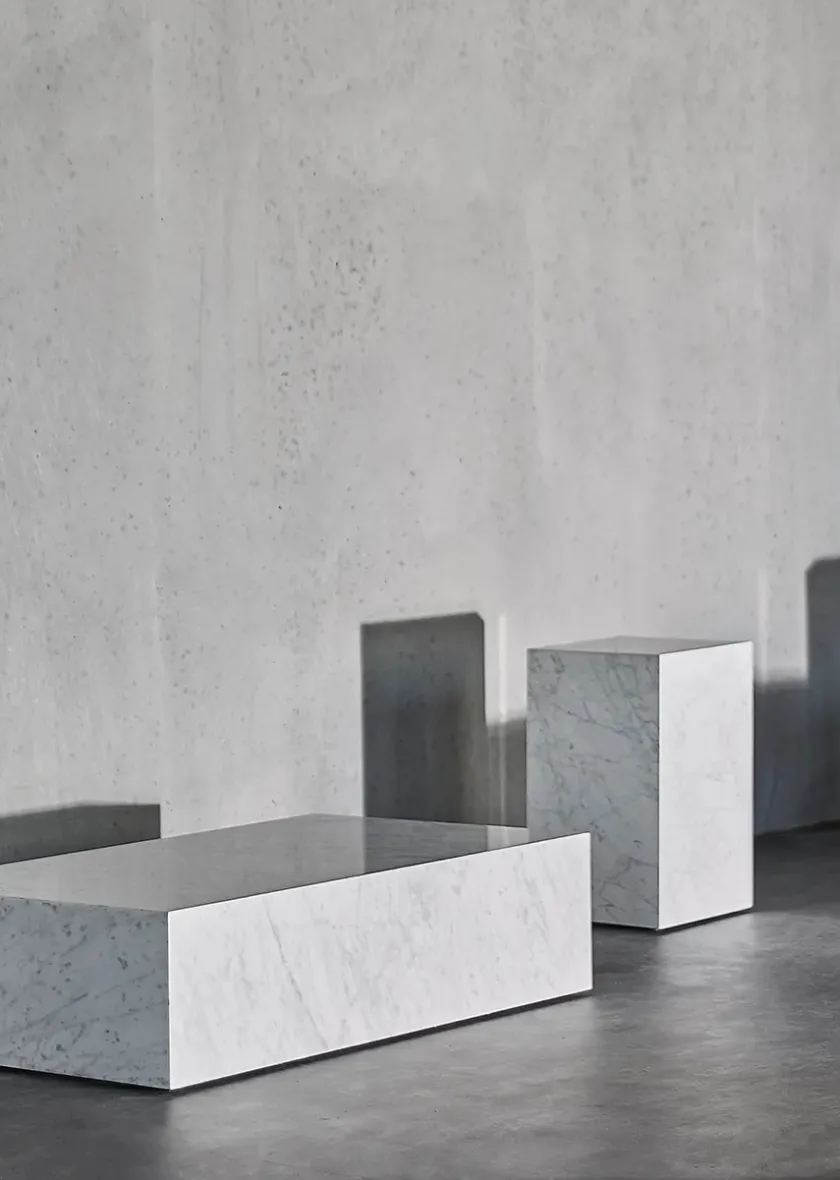 Audo Copenhagen Plinth Tall, grey galaxy marble fra> Sideborde Og Små Borde