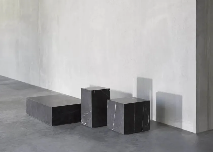 Audo Copenhagen Plinth Tall, grey galaxy marble fra> Sideborde Og Små Borde