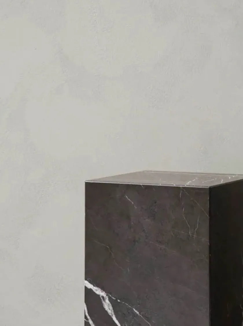 Audo Copenhagen Plinth Tall, grey galaxy marble fra> Sideborde Og Små Borde