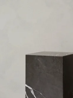 Audo Copenhagen Plinth Tall Sand Kunis Breccia marmor fra><noscript><img width=
