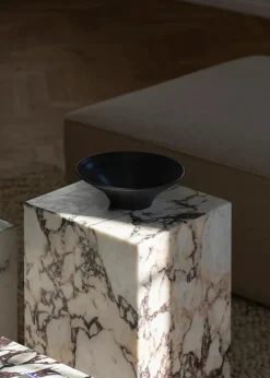 Audo Copenhagen Plinth Tall Sand Kunis Breccia marmor fra><noscript><img width=