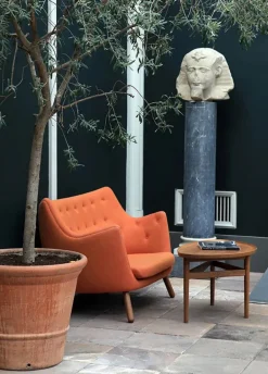 House of Finn Juhl Poet Sofa af Finn Juhl><noscript><img width=