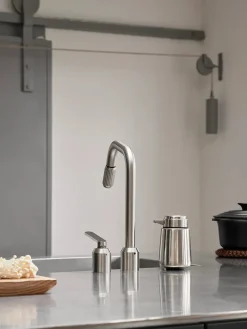 Vipp Sæbedispenser, Holger's Beige fra><noscript><img width=