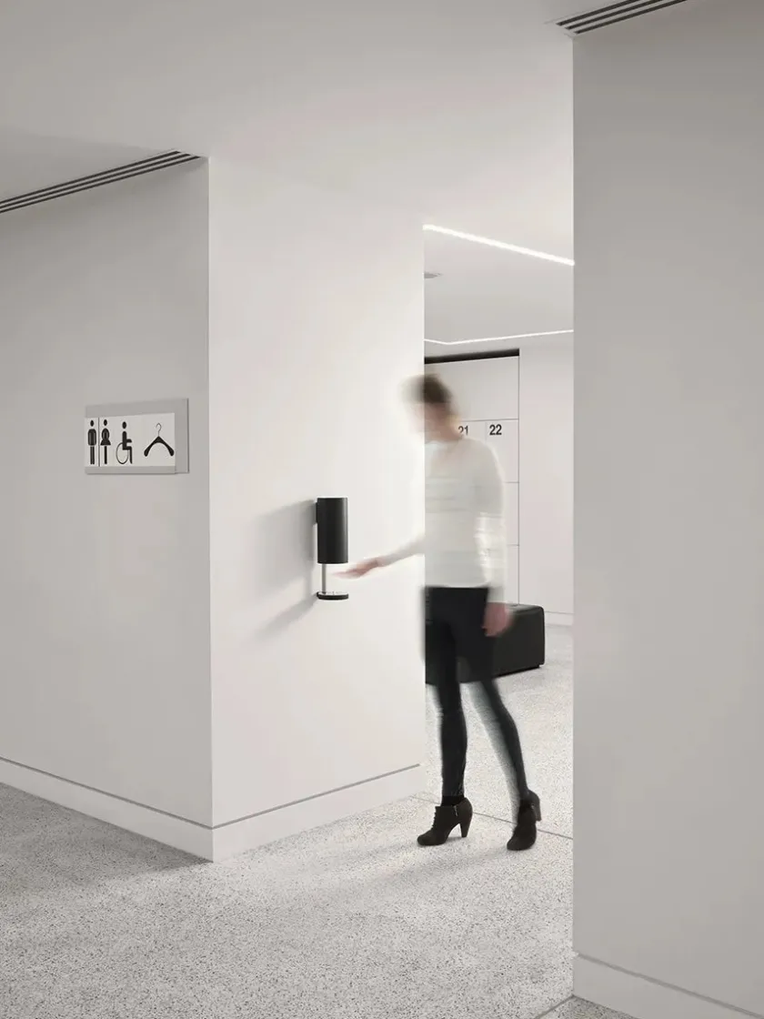 VOLA Sensorstyret håndsprit- og sæbedispenser, vægmonteret i sort fra> Sæbedispensere
