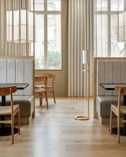 VOLA Sensorstyret håndsprit- og sæbedispenser, fritstående i sort fra><noscript><img width=