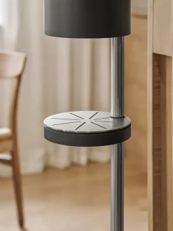 VOLA Sensorstyret håndsprit- og sæbedispenser, fritstående i sort fra><noscript><img width=