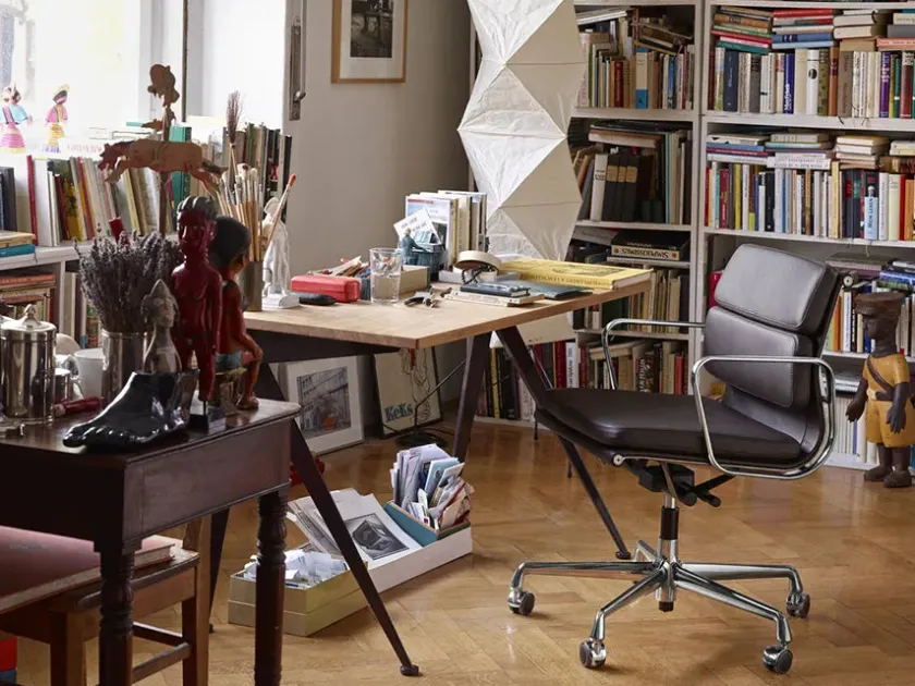 Vitra Soft Pad Chair EA 217 Kontorstol, sort læder/krom stel fra> Kontorstole